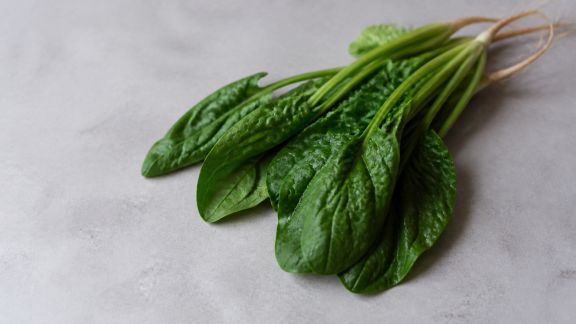 Cinq façons créatives d’utiliser les feuilles vertes du marché