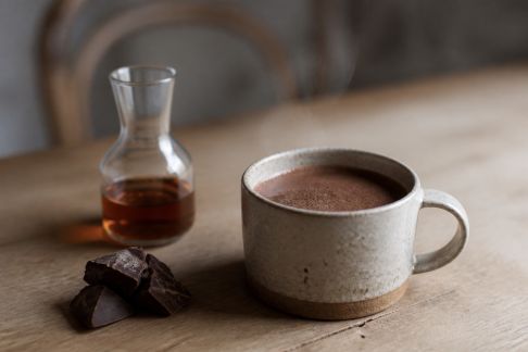 Boissons faussement simples : réinventer le chocolat chaud version adulte