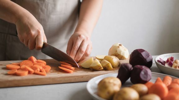 Techniques simples pour découper les légumes racines vite et bien