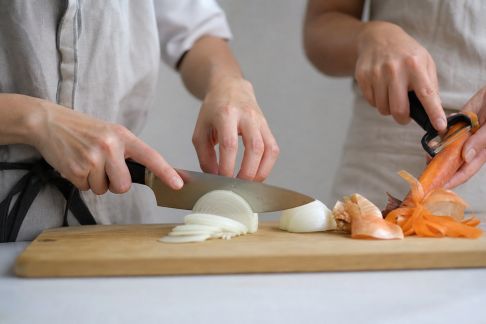 Découper, éplucher, ciseler : les techniques qui changent tout