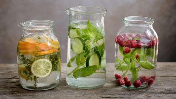 Boissons maison : trois techniques pour aromatiser ses eaux et thés froids