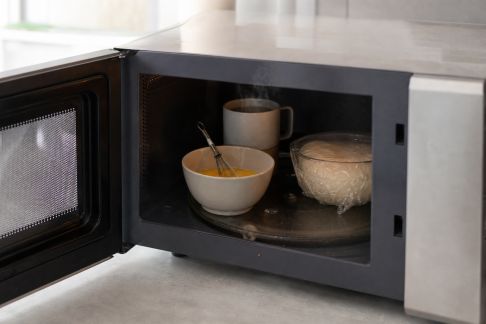 Quels usages pour le micro-ondes au-delà du réchauffage ?