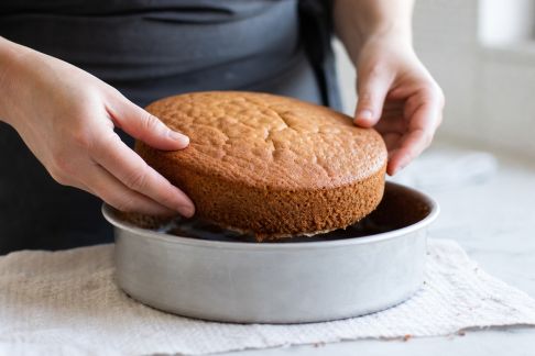 Démouler sans stress : comment éviter les gâteaux qui collent